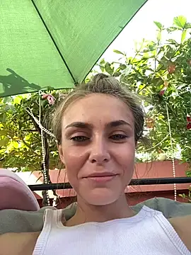 Snapshot of White_Lu chatting on February 15, 2:19 am White Lu online show from February 15, 2:19 am