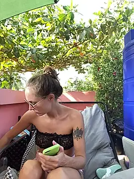 Snapshot of White_Lu chatting on February 24, 2:20 am White Lu online show from February 24, 2:20 am