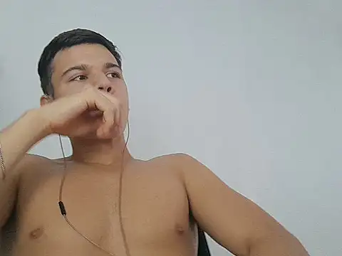 Snapshot of vitorsafado19 chatting on February 13, 5:44 pm vitorsafado19 online show from February 13, 5:44 pm