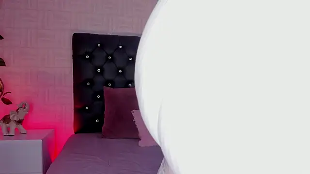 Snapshot of Hannah_Jonhson chatting on February 1, 3:50 pm Hannah Jonhson online show from February 1, 3:50 pm