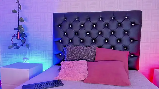 Snapshot of Hannah_Jonhson chatting on February 4, 12:22 pm Hannah Jonhson online show from February 4, 12:22 pm