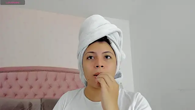 Kendall  Fox online show from October 18, 6:05 am