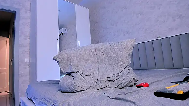 Shiny Jennifer online show from October 7, 6:05 pm