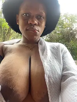 Snapshot of Boneca25 chatting on February 7, 1:01 pm Boneca25 online show from February 7, 1:01 pm