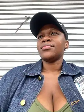 Snapshot of Boneca25 chatting on February 13, 12:43 pm Boneca25 online show from February 13, 12:43 pm