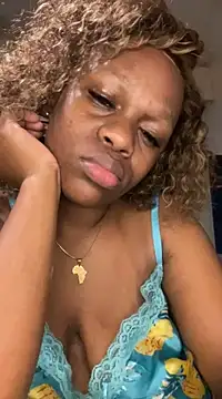 Snapshot of Boneca25 chatting on February 27, 8:28 am Boneca25 online show from February 27, 8:28 am