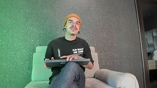 Snapshot of kaletattoo chatting on September 19, 11:11 am kaletattoo online show from September 19, 11:11 am