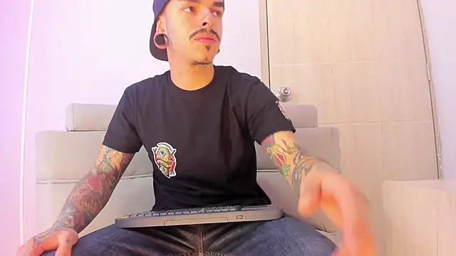 Snapshot of kaletattoo chatting on October 7, 11:07 am kaletattoo online show from October 7, 11:07 am