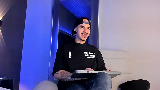 Snapshot of kaletattoo chatting on October 20, 11:21 am kaletattoo online show from October 20, 11:21 am