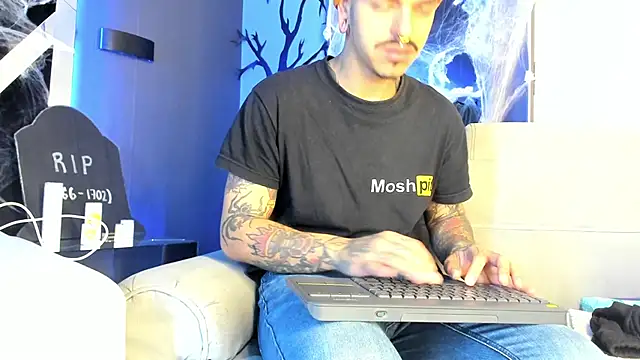 Snapshot of kaletattoo chatting on October 28, 11:03 am kaletattoo online show from October 28, 11:03 am