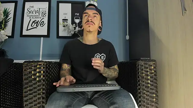 Snapshot of kaletattoo chatting on October 30, 11:11 am kaletattoo online show from October 30, 11:11 am