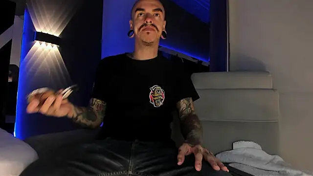 Snapshot of kaletattoo chatting on February 18, 11:17 am kaletattoo online show from February 18, 11:17 am