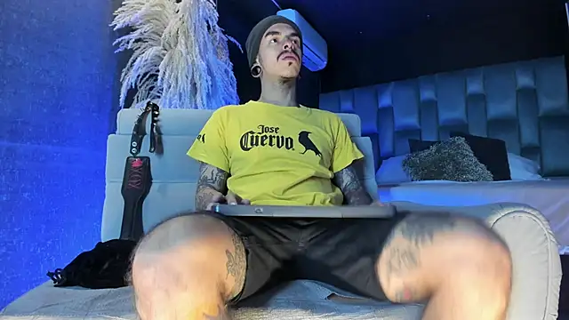 Snapshot of kaletattoo chatting on February 22, 11:53 am kaletattoo online show from February 22, 11:53 am