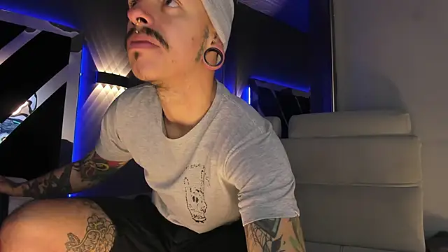 Snapshot of kaletattoo chatting on February 23, 11:07 am kaletattoo online show from February 23, 11:07 am