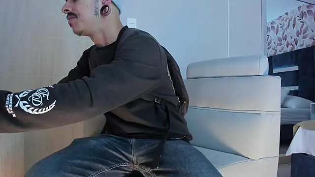 Snapshot of kaletattoo chatting on April 1, 11:11 am kaletattoo online show from April 1, 11:11 am