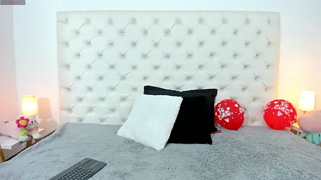 Snapshot of esmeralda06 chatting on February 18, 2:06 pm esmeralda06 online show from February 18, 2:06 pm