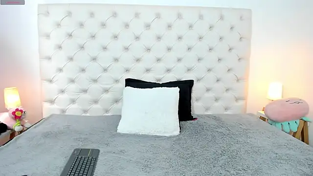 Snapshot of esmeralda06 chatting on February 20, 3:08 pm esmeralda06 online show from February 20, 3:08 pm