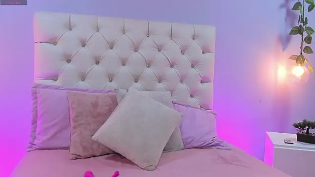 Miaa Taylor  online show from September 24, 4:27 am