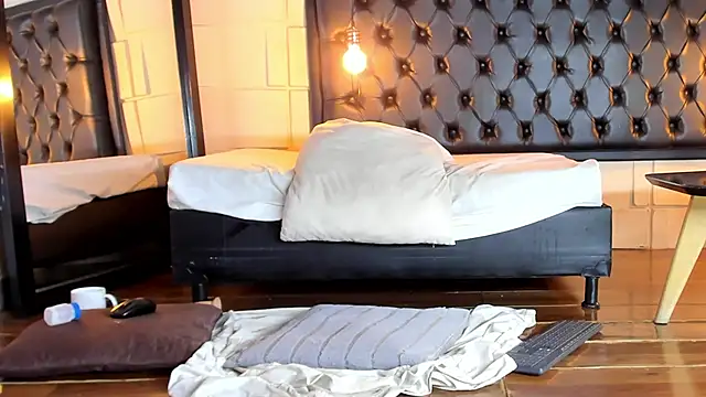 Snapshot of SamanthaMilann chatting on February 19, 9:47 pm SamanthaMilann online show from February 19, 9:47 pm