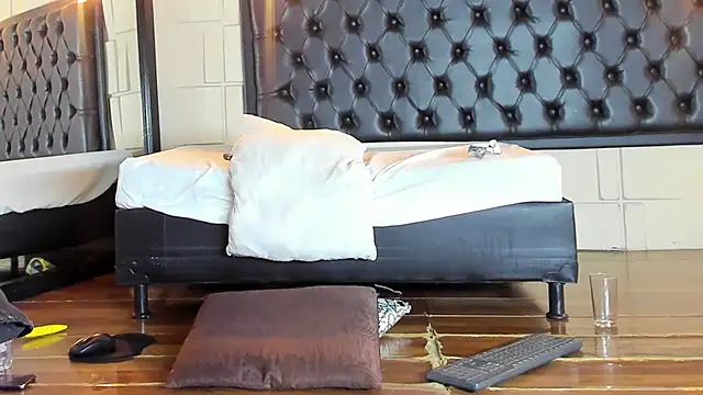 Snapshot of SamanthaMilann chatting on March 22, 8:59 pm SamanthaMilann online show from March 22, 8:59 pm