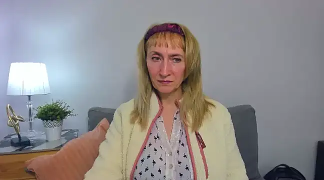 MargaretMilf69 online show from March 10, 4:25 pm