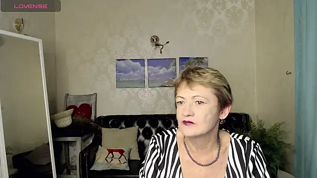 Snapshot of SexyGrandma_ chatting on October 16, 3:46 pm SexyGrandma online show from October 16, 3:46 pm