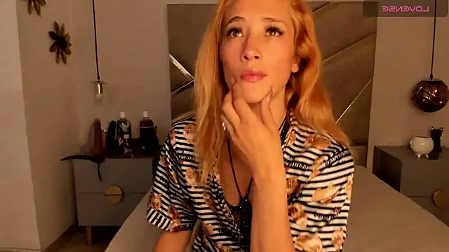 zoe taylorr1 online show from February 19, 2:44 am