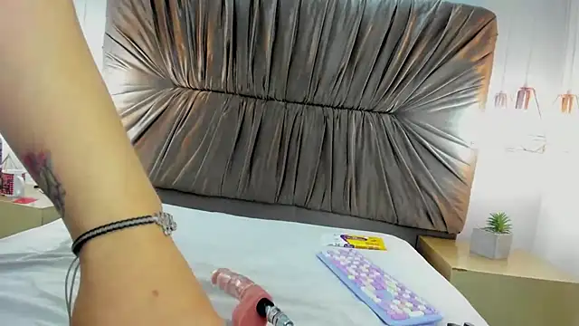 zoe taylorr1 online show from March 2, 7:21 am