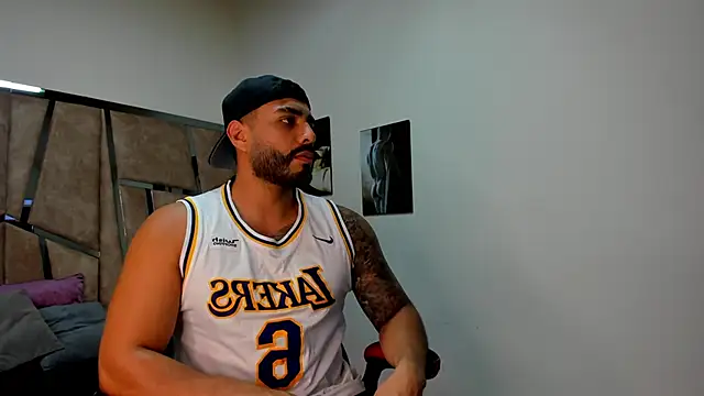 Snapshot of LeandroRusso chatting on February 3, 8:35 pm LeandroRusso online show from February 3, 8:35 pm