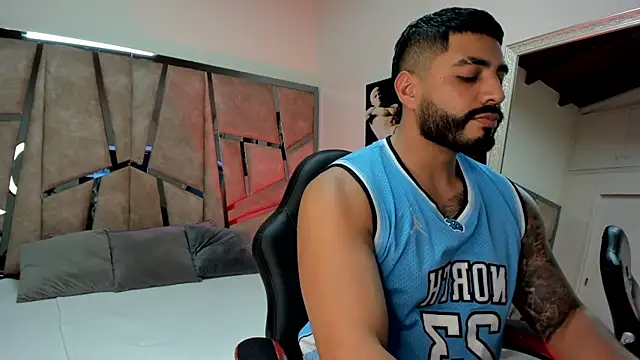 Snapshot of LeandroRusso chatting on February 10, 8:10 pm LeandroRusso online show from February 10, 8:10 pm