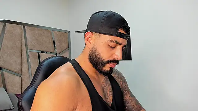 Snapshot of LeandroRusso chatting on March 2, 9:01 pm LeandroRusso online show from March 2, 9:01 pm