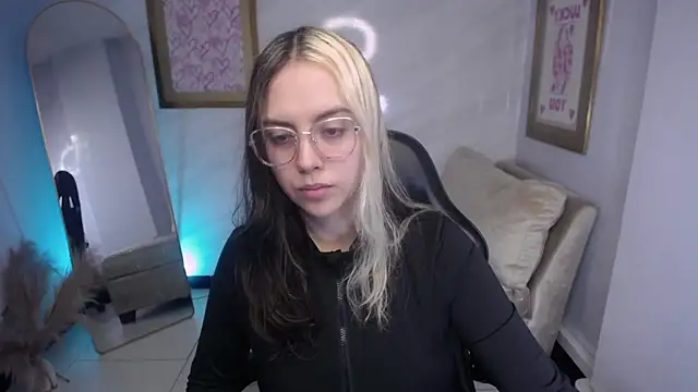 Hela v online show from September 19, 12:06 pm