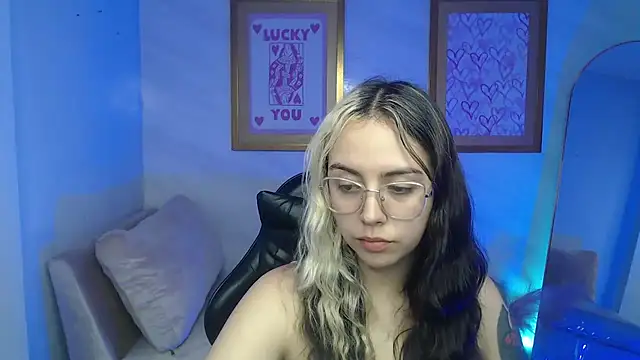 Hela v online show from November 24, 8:08 pm