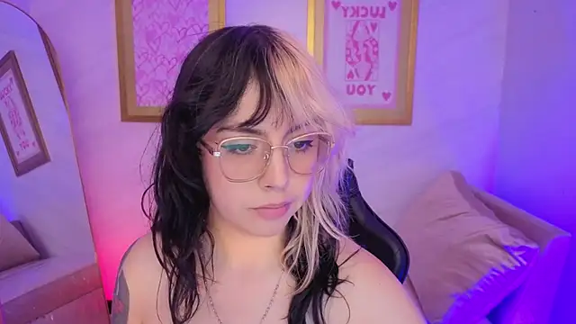 Snapshot of Hela_v chatting on February 12, 8:04 pm Hela v online show from February 12, 8:04 pm