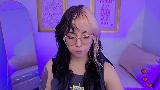 Snapshot of Hela_v chatting on February 17, 8:04 pm Hela v online show from February 17, 8:04 pm