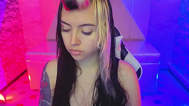 Snapshot of Hela_v chatting on March 23, 1:04 pm Hela v online show from March 23, 1:04 pm