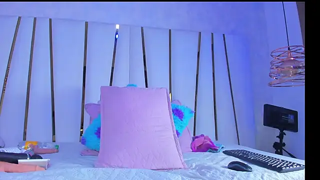 Snapshot of violet_gray_ chatting on October 5, 11:41 am violet gray  online show from October 5, 11:41 am