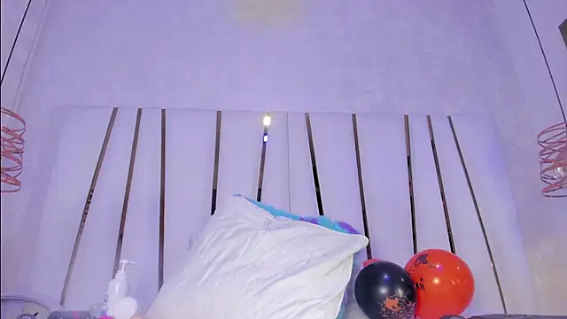 Snapshot of violet_gray_ chatting on October 24, 12:34 pm violet gray  online show from October 24, 12:34 pm