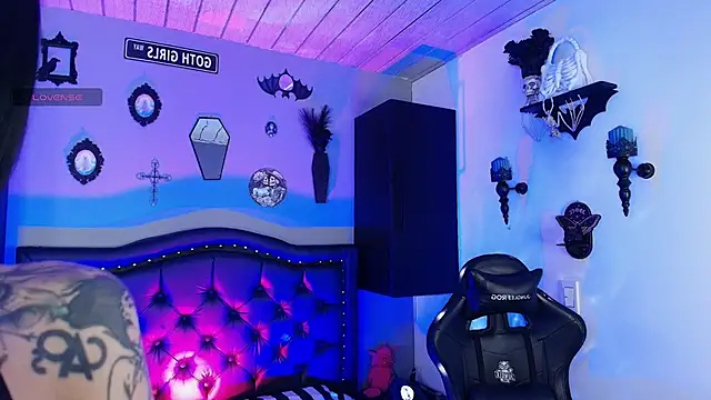 IsisRaichuu  online show from April 3, 7:45 pm