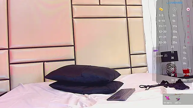 Snapshot of JulianaaHerrera chatting on February 3, 2:45 pm JulianaaHerrera online show from February 3, 2:45 pm