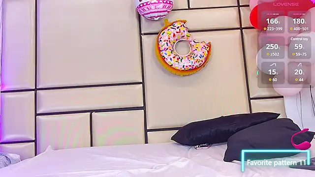 Snapshot of JulianaaHerrera chatting on February 18, 2:27 pm JulianaaHerrera online show from February 18, 2:27 pm