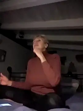 Snapshot of divinaerotica chatting on November 3, 6:53 pm divinaerotica online show from November 3, 6:53 pm