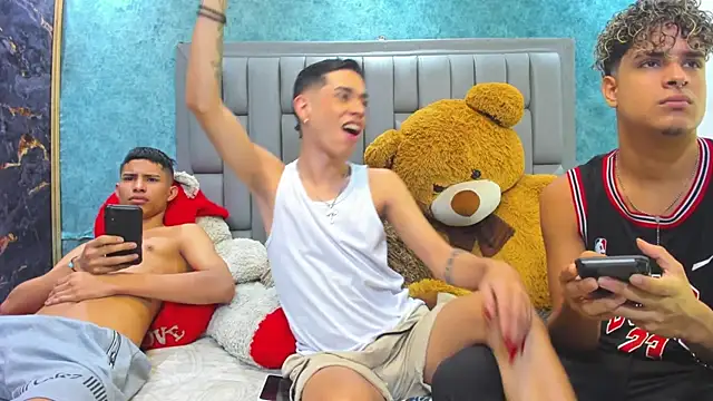 Snapshot of Sexys_Hornys_Boys chatting on February 8, 11:02 pm Sexys Hornys Boys online show from February 8, 11:02 pm