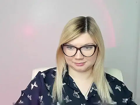 Snapshot of Lola_moree chatting on November 6, 12:50 pm Lola moree online show from November 6, 12:50 pm