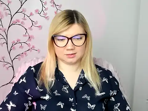 Snapshot of Lola_moree chatting on December 19, 12:56 pm Lola moree online show from December 19, 12:56 pm