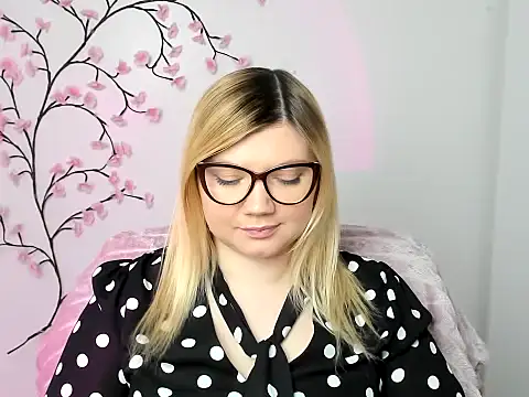 Snapshot of Lola_moree chatting on December 21, 12:45 pm Lola moree online show from December 21, 12:45 pm