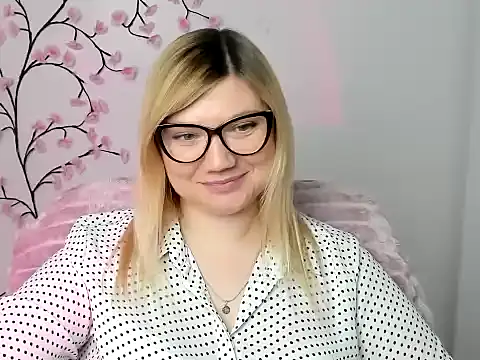 Snapshot of Lola_moree chatting on December 22, 12:57 pm Lola moree online show from December 22, 12:57 pm