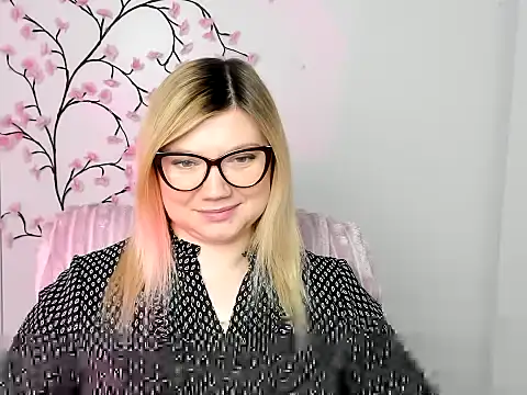 Snapshot of Lola_moree chatting on January 6, 12:53 pm Lola moree online show from January 6, 12:53 pm