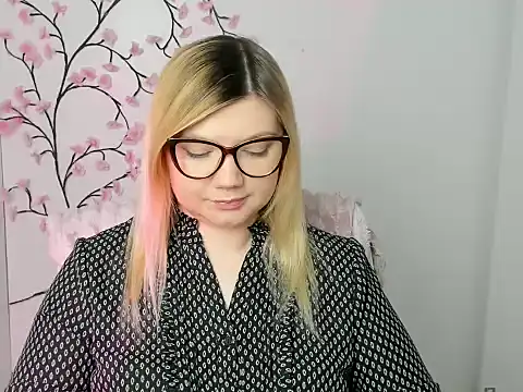 Snapshot of Lola_moree chatting on January 10, 12:51 pm Lola moree online show from January 10, 12:51 pm