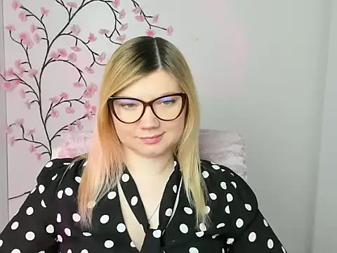 Snapshot of Lola_moree chatting on January 13, 12:43 pm Lola moree online show from January 13, 12:43 pm